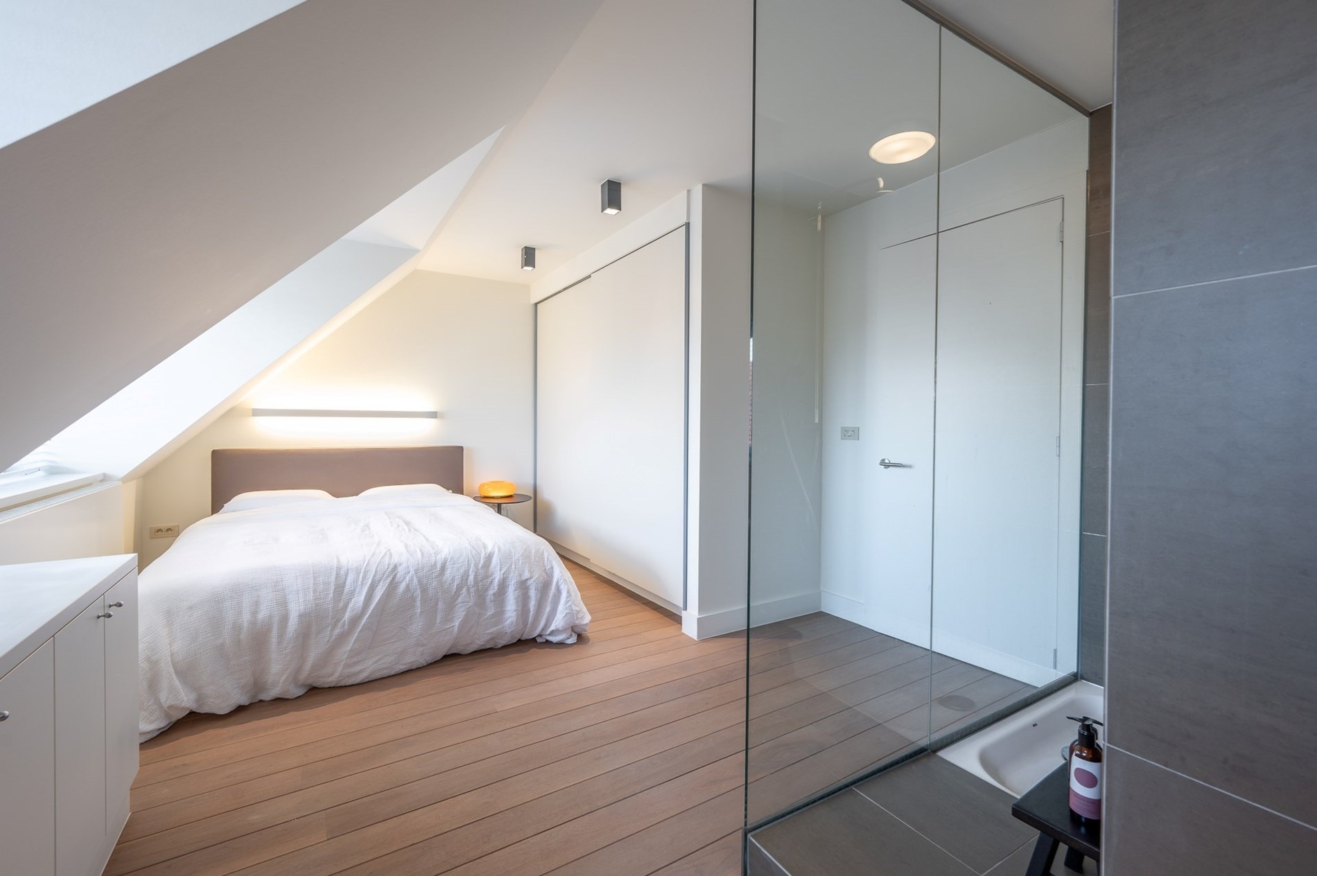 Magnifique appartement spacieux de 2 chambres avec de grandes terrasses situ&#233; au centre de la Zoutelaan &#224; Knokke (avec possibilit&#233; de cr&#233;er une 3&#232;me chambre) 