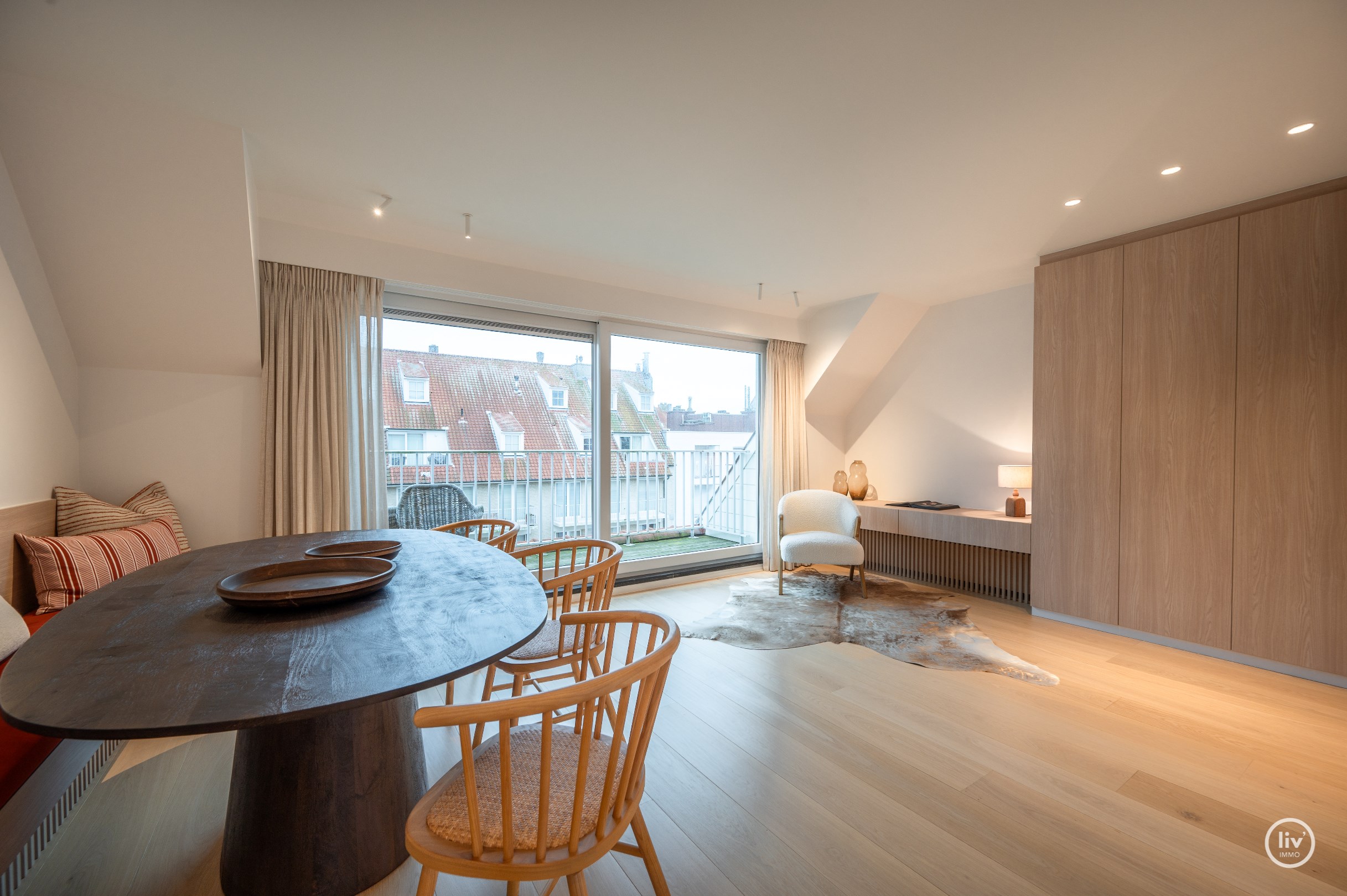 Luxueus gerenoveerd en uitstekend gelegen duplex met prachtige zonneterrassen, gelegen op een steenworp van het strand en het centrum van Knokke Zoute. 