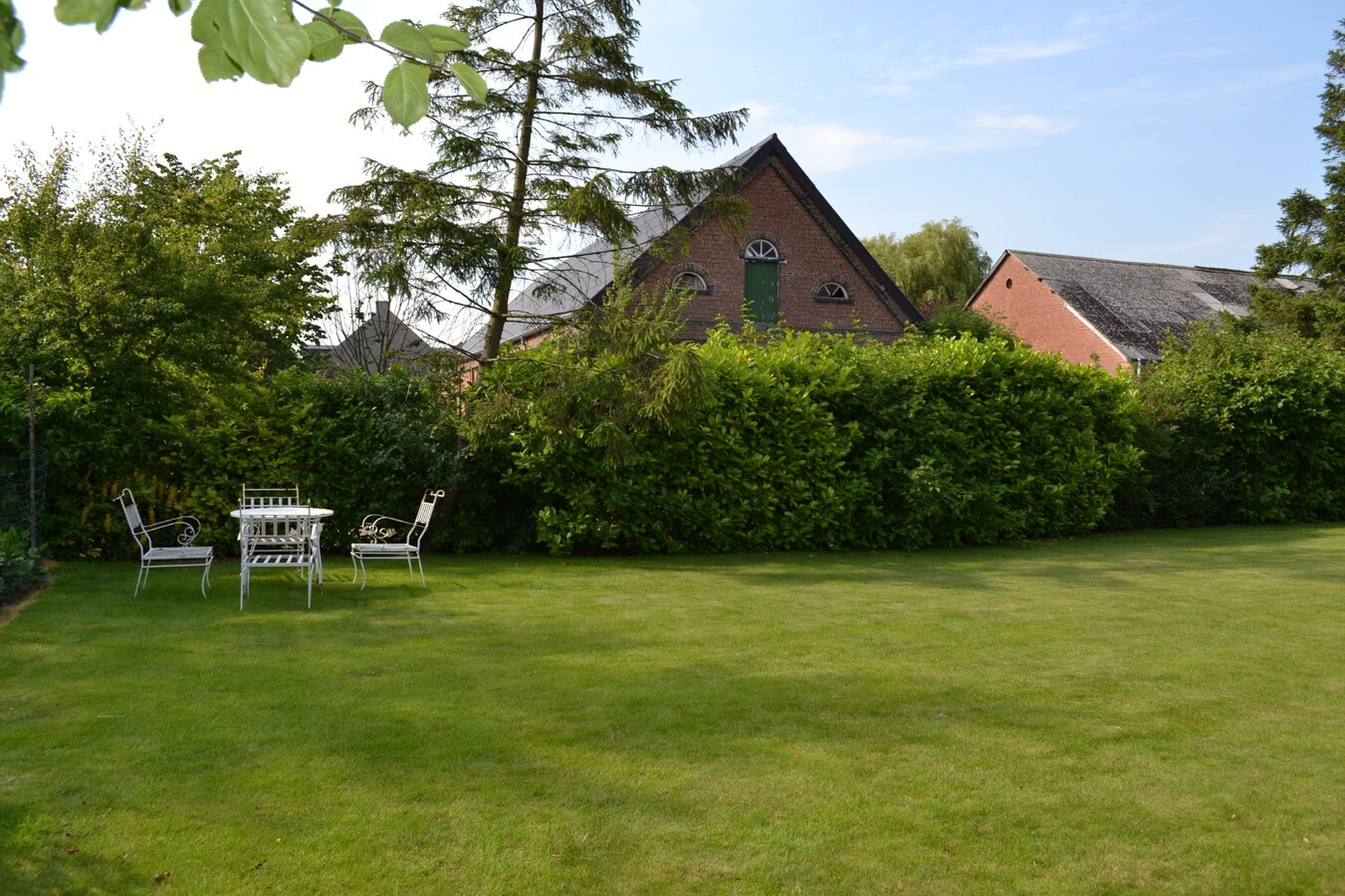 Hoeve met ruime woning, stallen en loods op 2.6Ha te Kieldrecht 