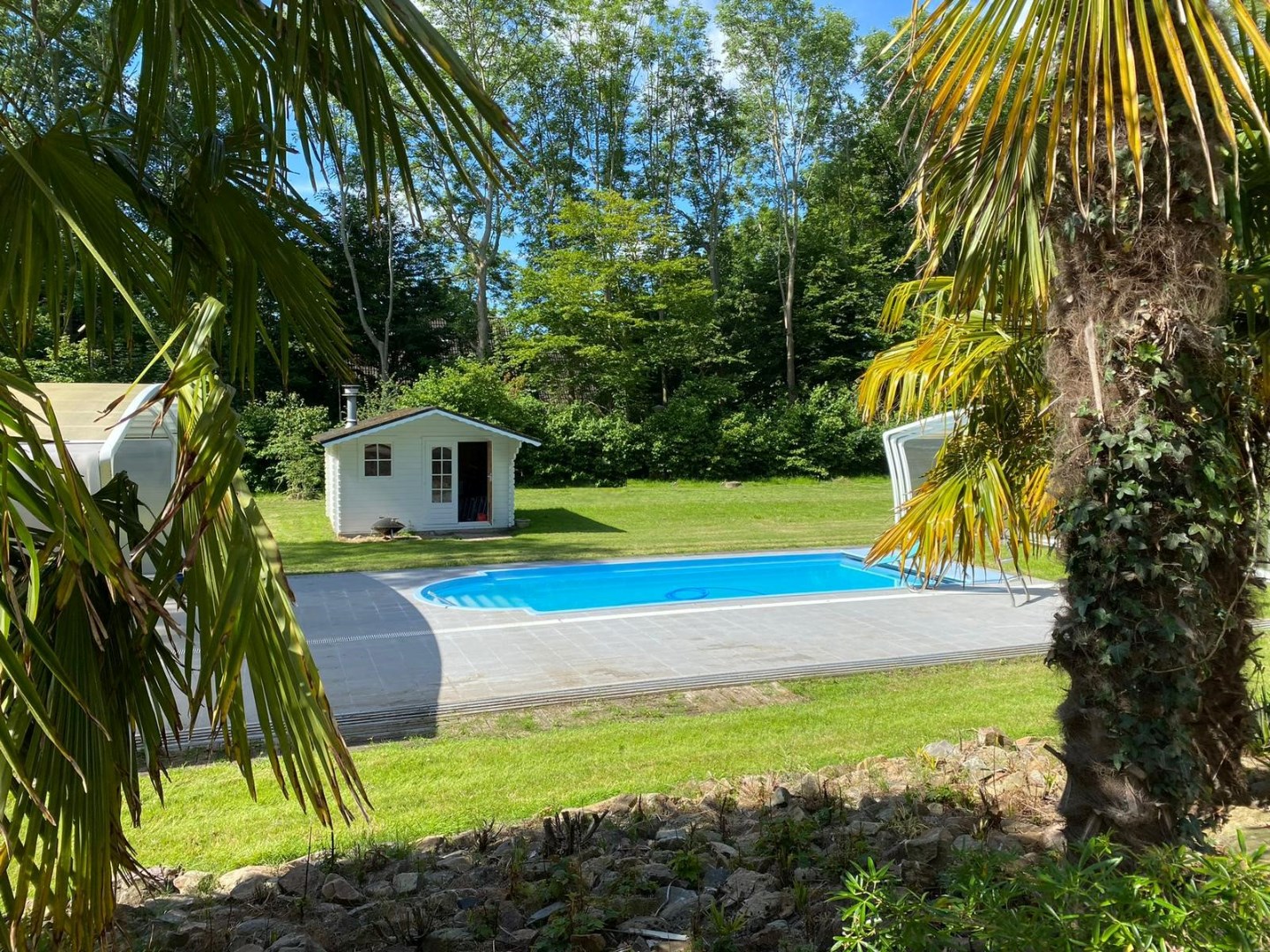 Charmante vrijstaande villa met dubbele garage, (evt. overdekt-) zwembad en royale private tuin rondom. 