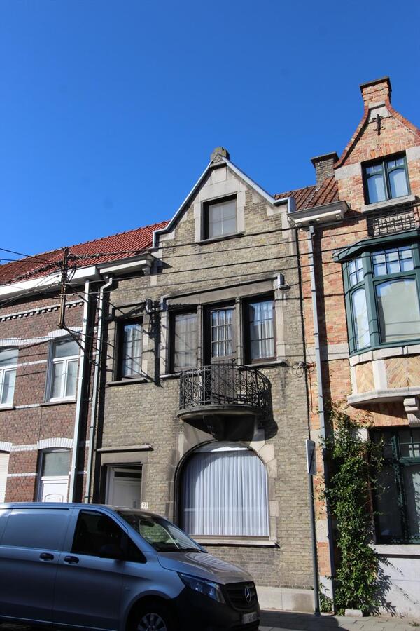 Te renoveren herenhuis met 4 slaapkamers in centrum Roeselare met garage 