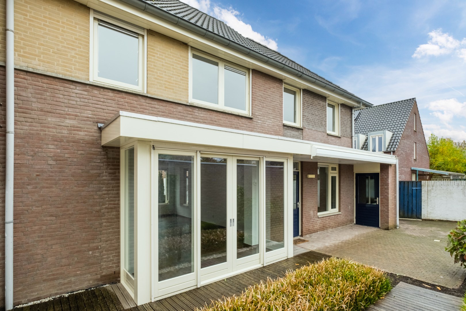 Verrassend ruime hoekwoning met garage, carport en tuin. Rustige ligging in een woonwijk nabij een basisschool en buitengebied. Energielabel B. 