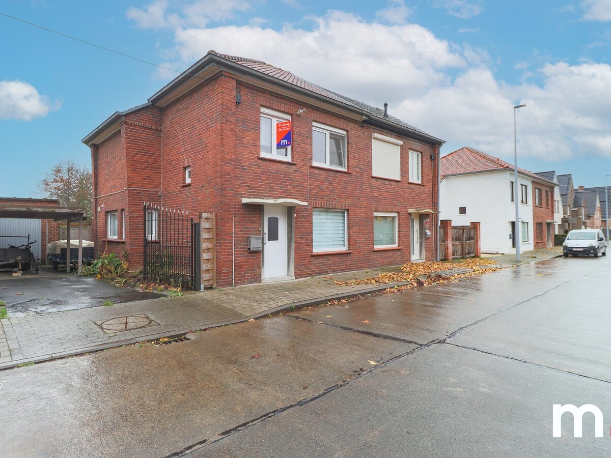 Halfopen bebouwing met grote tuin, garage  en 3 slaapkamers ! 