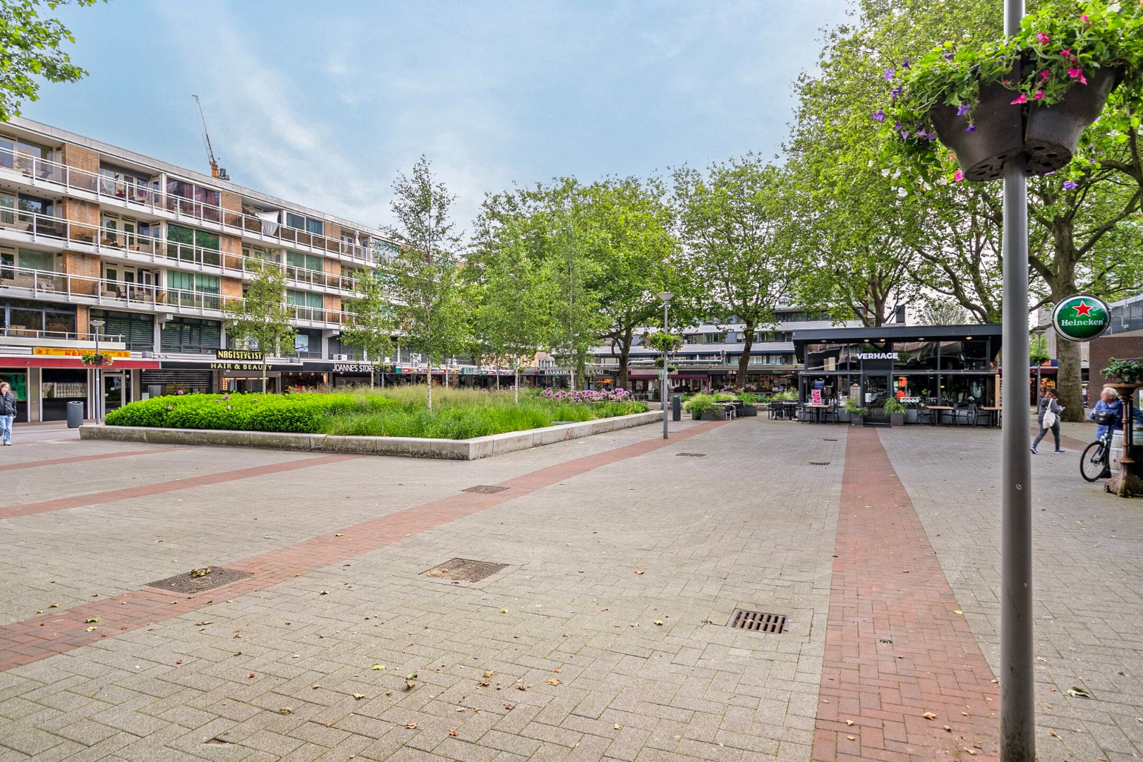 Op zoek naar een ruim appartement? Deze 5 -(voorheen 6) kamer boven &amp; benedenwoning beschikt over 4 slaapkamers, fraaie keuken en badkamer, en is gelegen op eigen grond. 