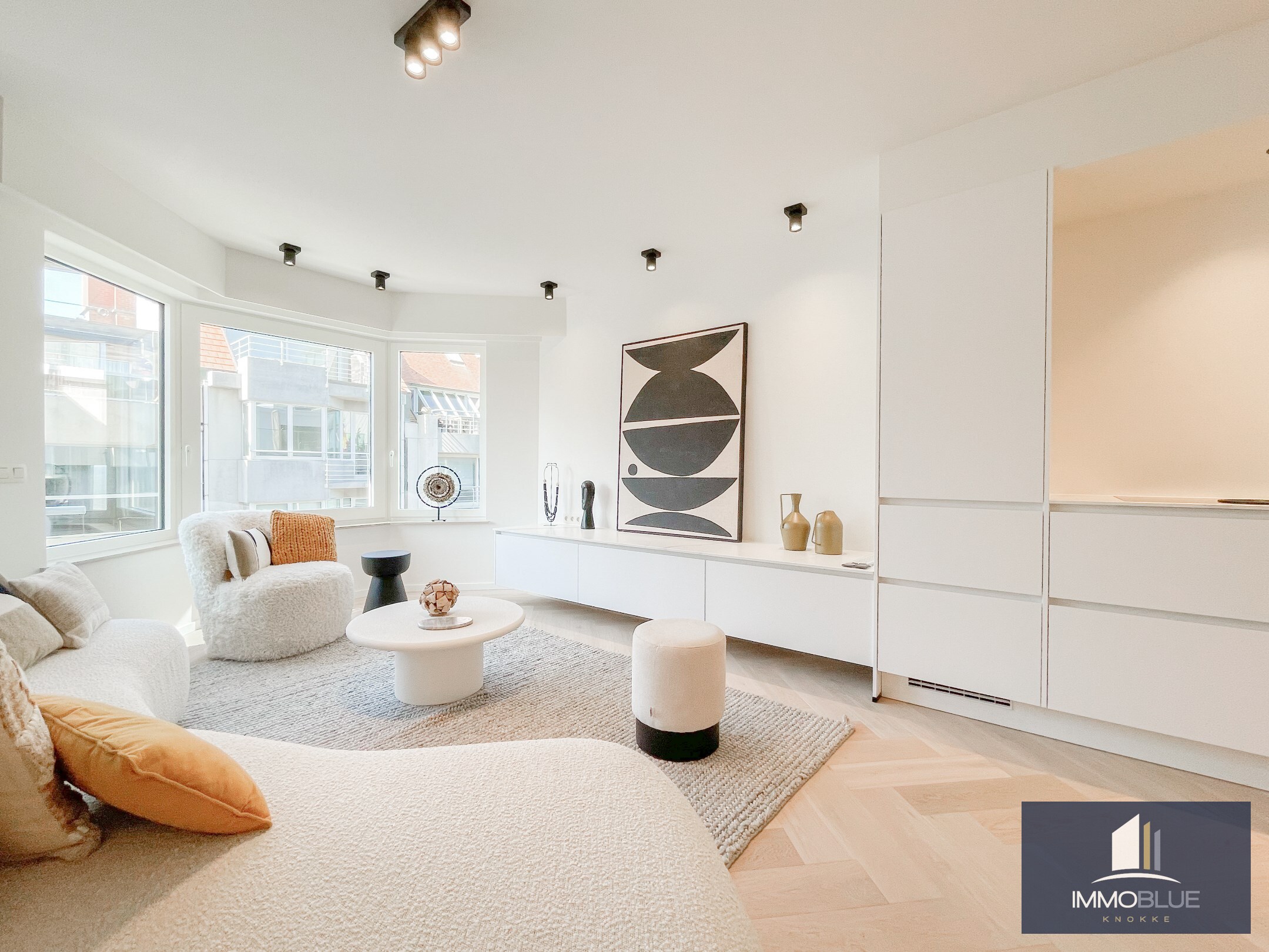 Volledig gerenoveerd lichtrijk appartement met een mooi zijdelings zeezicht, gelegen nabij het Driehoeksplein. 