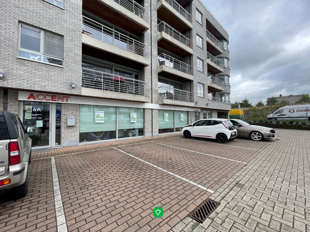 Ruim handelspand van 183m&#178; op een centrale ligging te Roeselare 