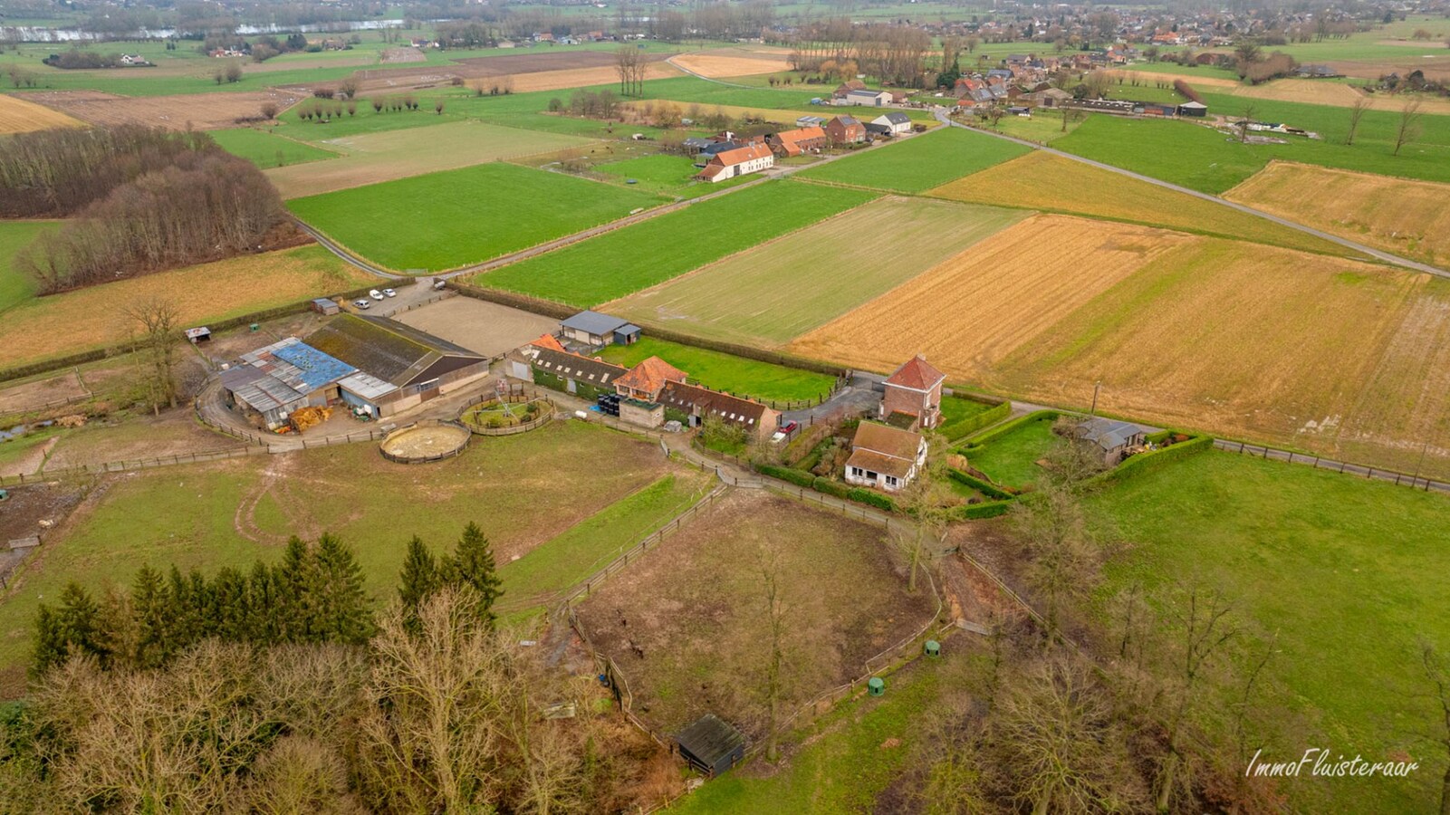 Prachtig paardencomplex met bedrijfswoning, ca. 33 stallen en binnenpiste op meer dan 5,6ha te Bever (Vlaams-Brabant) 