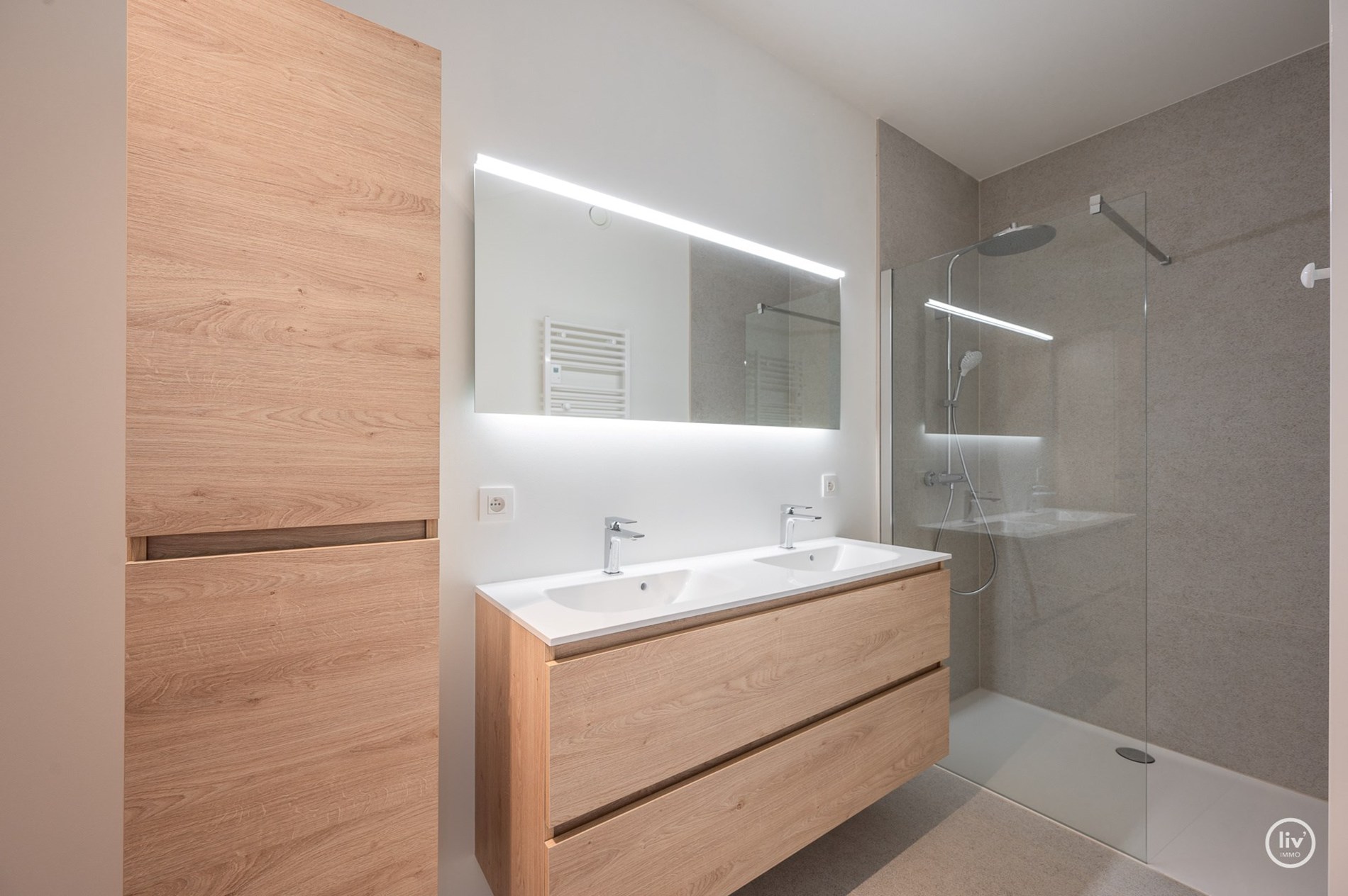 Appartement en duplex &#224; vendre dans le prestigieux et nouveau projet architectural Tour des H&#233;ros, situ&#233; sur la place des H&#233;ros &#224; Heist, avec une vue frontale sur la digue et la mer, &#224; proximit&#233; de no 