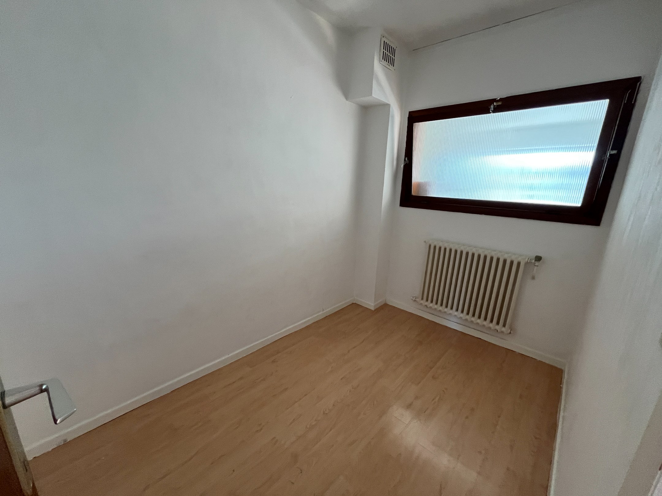 Te renoveren appartement genietend van open zichten, vlakbij het centrum van Knokke. 