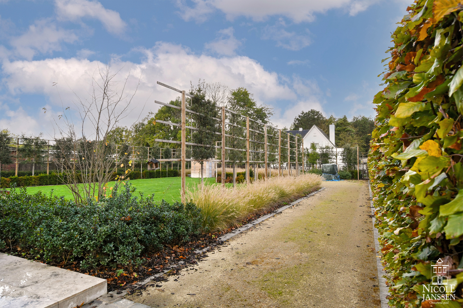 Schitterend landhuis in pastoriestijl met prachtige tuin op een rustige locatie 