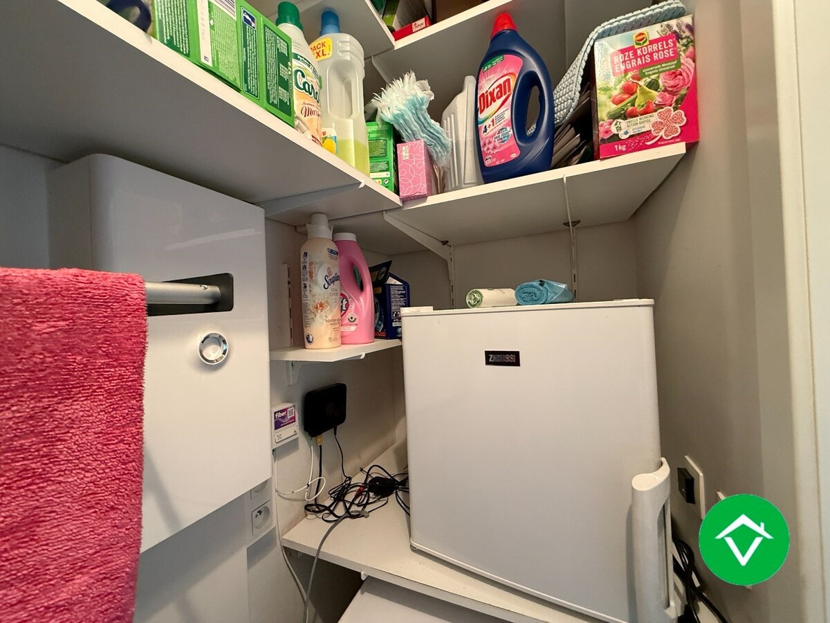 Gelijkvloers appartement op een centrale ligging met &#233;&#233;n slaapkamer, tuin en autostaanplaats te Roeselare 