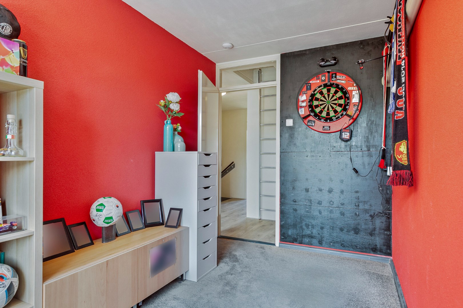 Keurige 6-kamer drive-in woning met moderne keuken, nette badkamer, 5 slaapkamers, zonnige tuin en eigen parkeerplaats! 