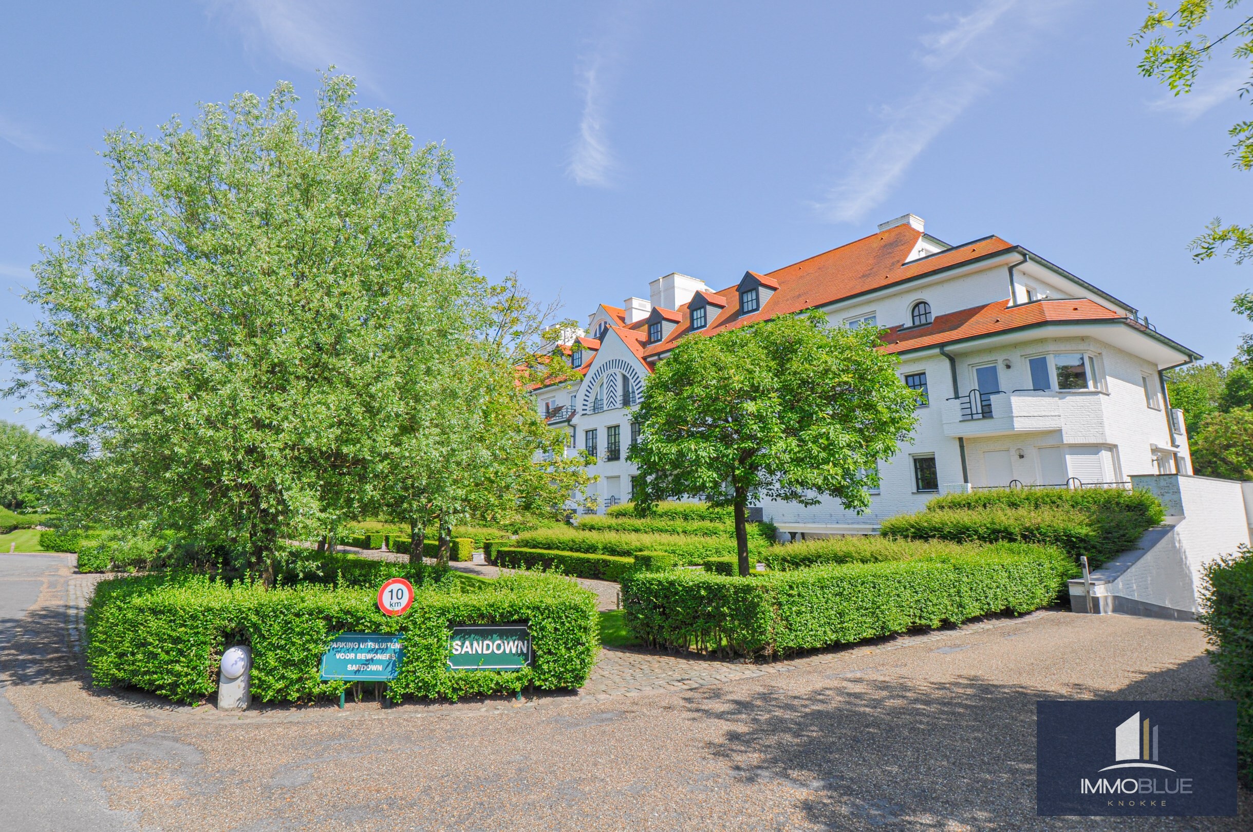Subliem hoekappartement met ruime terrassen gelegen in het prestigieuze domein Tennis Garden. 