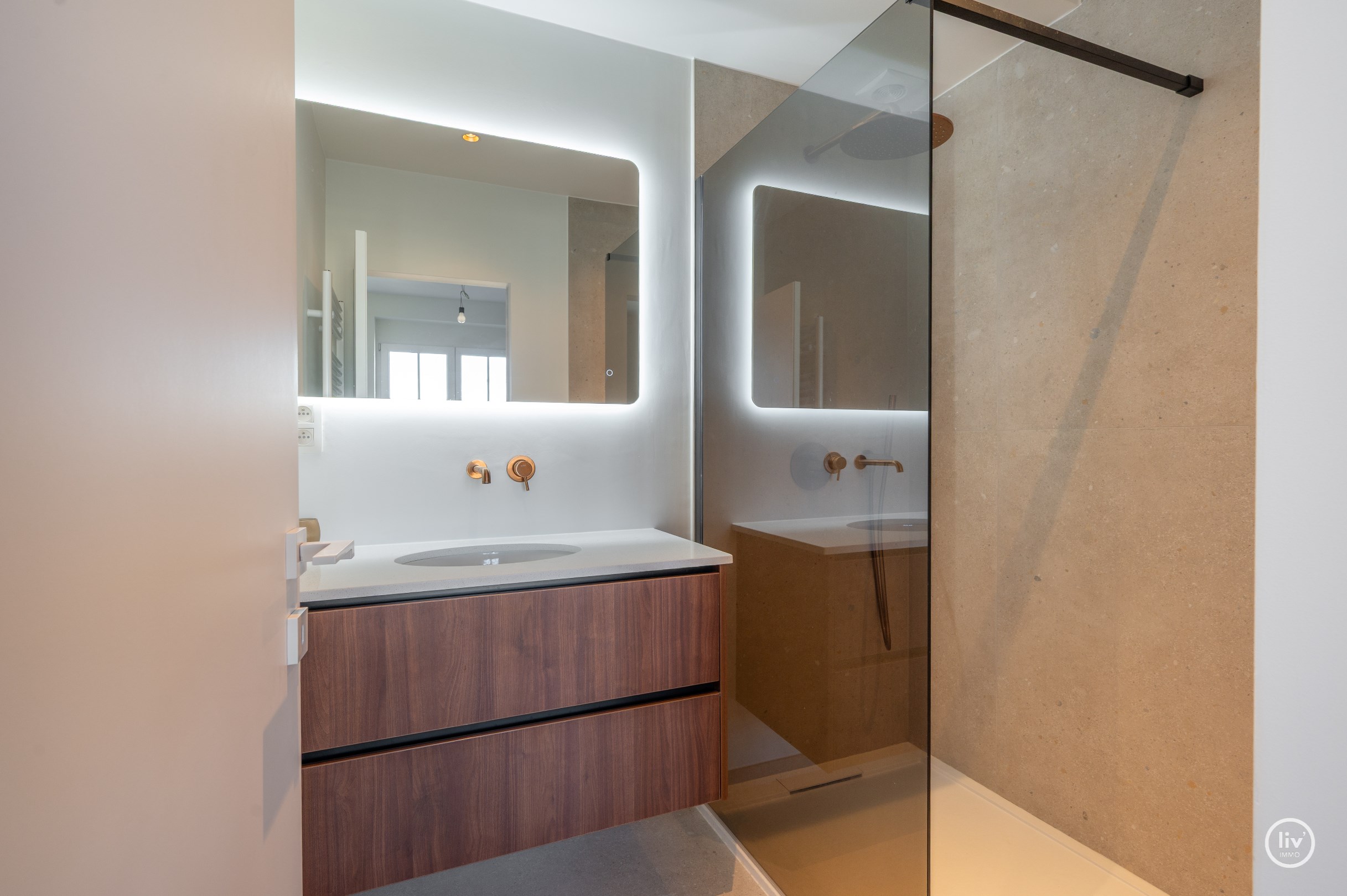 Gerenoveerd, lichtrijk appartement met 3 slaapkamers voorzien van alle luxe, gelegen op de Lippenslaan te Knokke. 