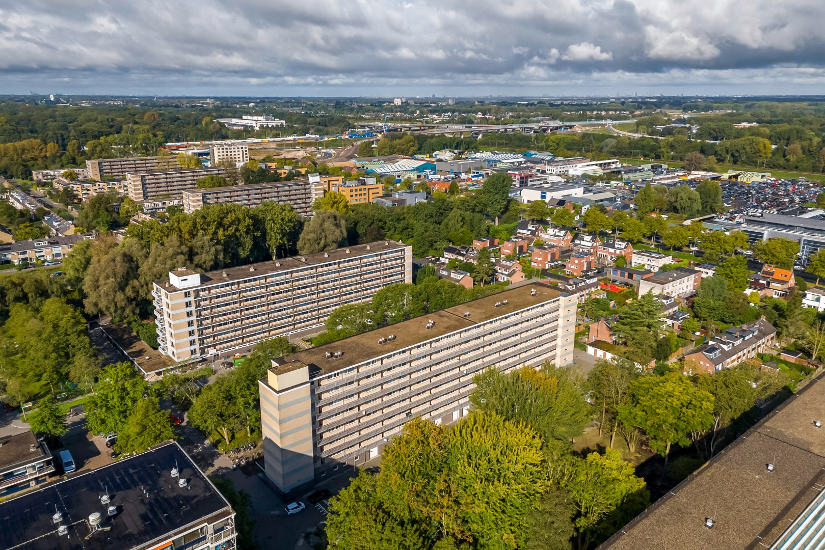 Starters opgelet! Sfeervol 2-kamer appartement op de eerste verdieping met ruim balkon en berging op de begane grond! 