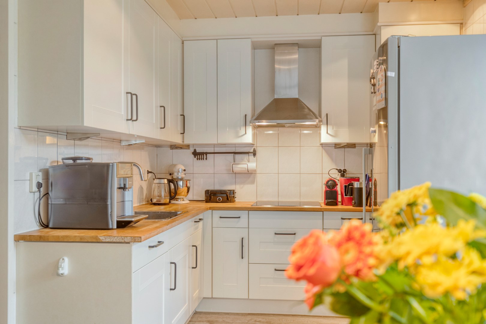 Keurige 5-kamer tussenwoning met fraaie keuken en badkamer, ruime achtertuin en gelegen op eigen grond! 