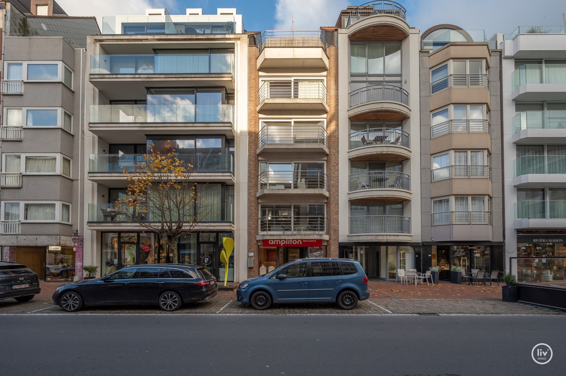 Hedendaags en zonnig appartement met 2 slaapkamers en een tijdloze inrichting, gelegen op de Dumortierlaan, op wandelafstand van de zee. 