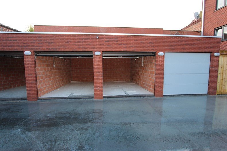 Afzonderlijke gemetste garage te huur centrum Roeselare 