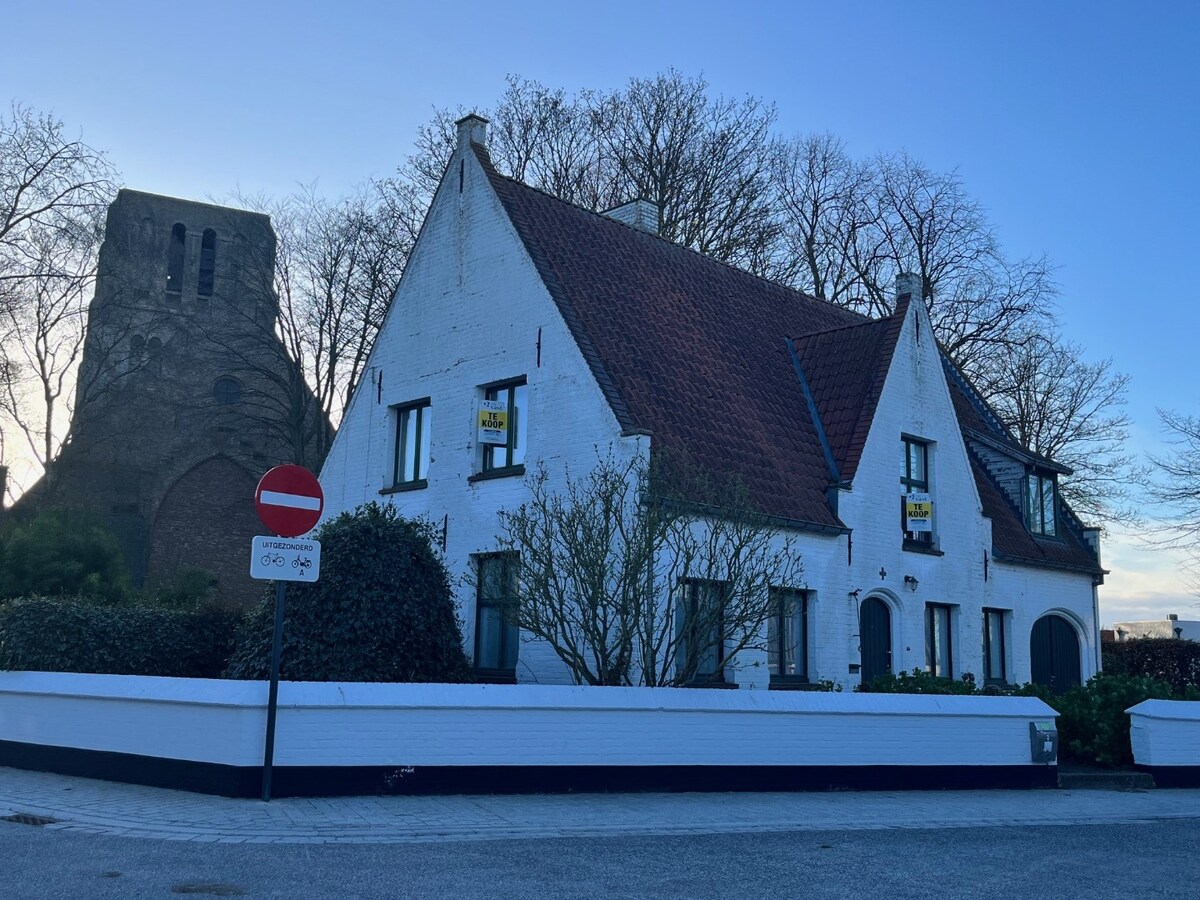 In de pittoreske dorpskom van Oostkerke nabij Damse Vaart, te renoveren Pastorie 