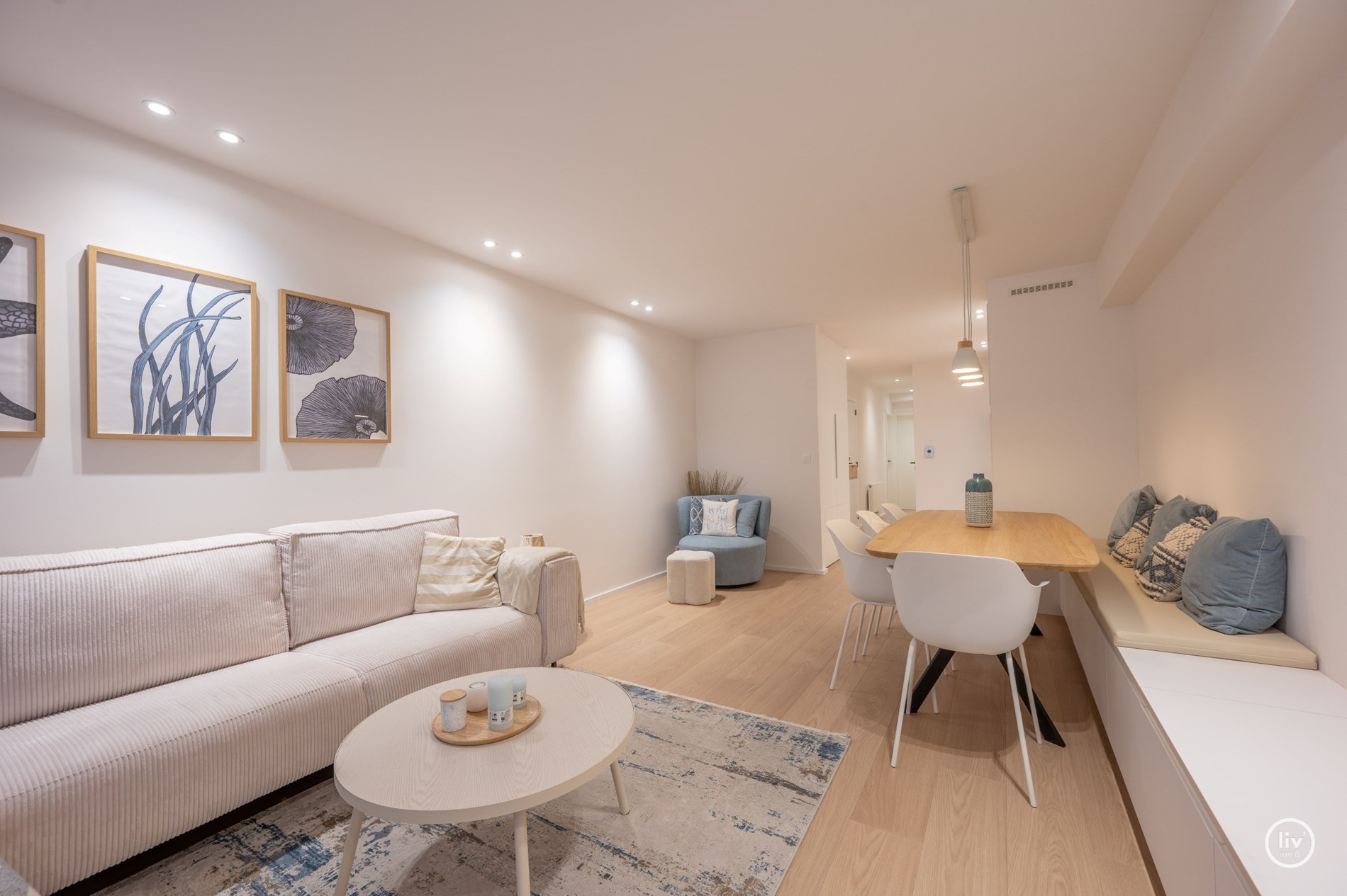 Prachtig gerenoveerd appartement, ideaal gelegen tussen het Driehoeksplein  en de zeedijk te Knokke. 