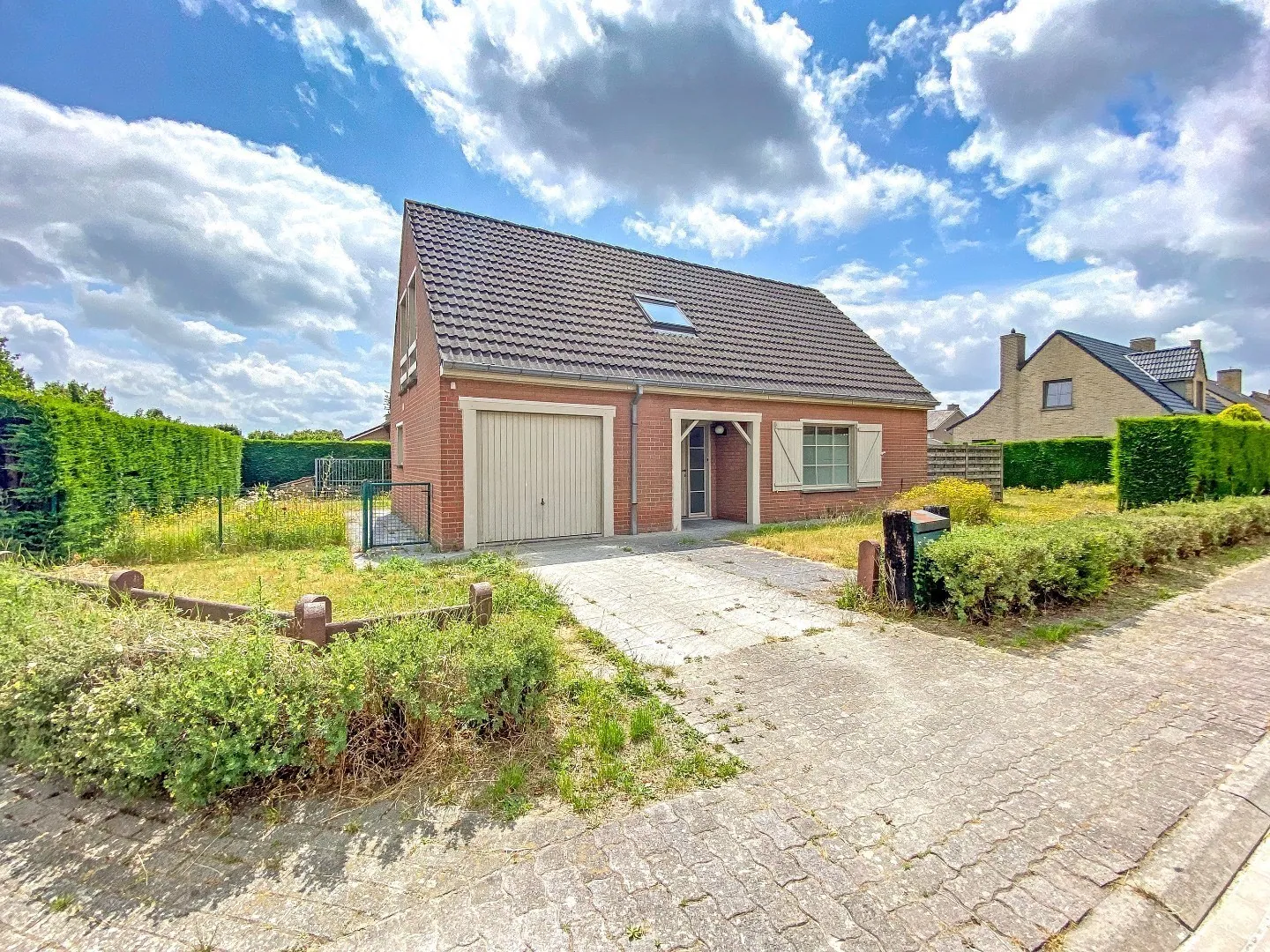 Alleenstaande op te frissen villa op 594 m² te centrum Veurne!
