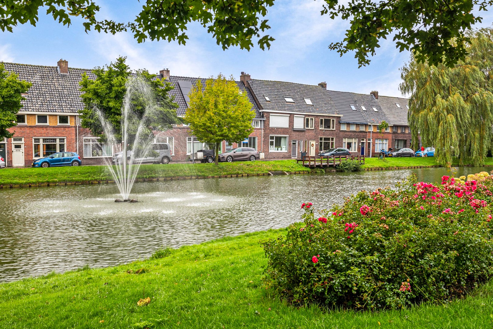 Handige starter of klusser opgelet! Karakteristieke 4-kamer woning met 2 ruime slaapkamers, ruime badkamer en diepe tuin op eigen grond gelegen! 