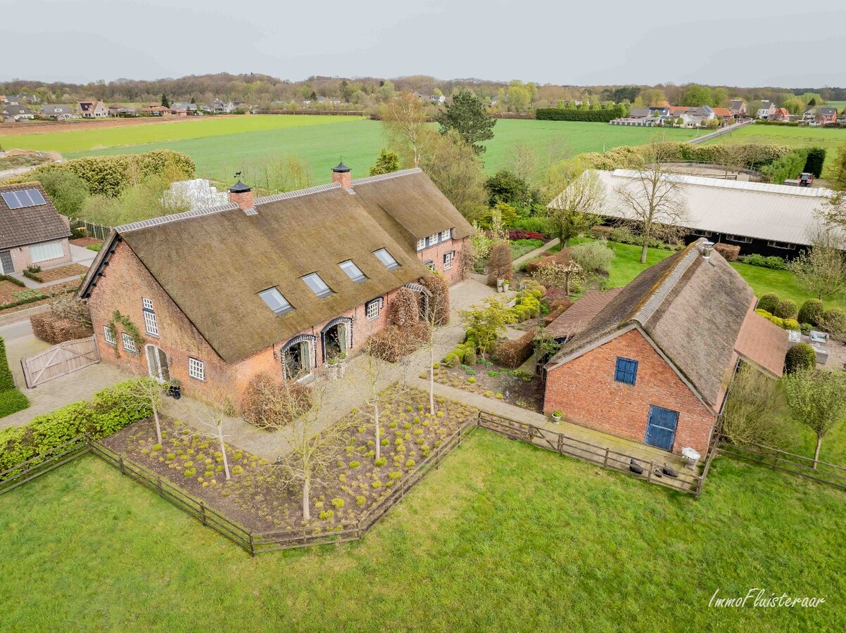 Luxurious country house with equestrian facilities on approximately 3.8 hectares (option to purchase adjacent meadows of approximately 4 hectares and a meadow of approximately 1.7 hectares) 