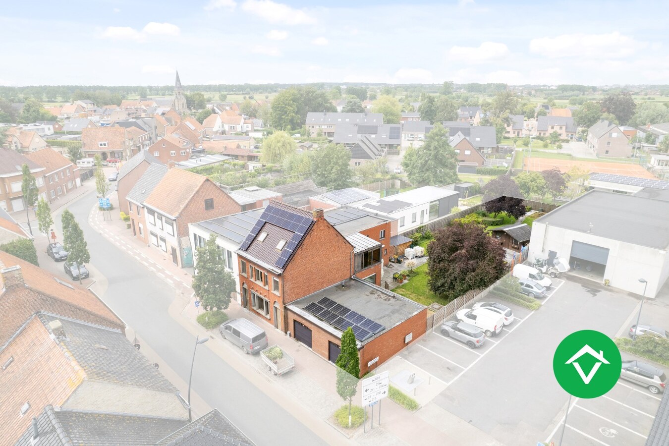 Halfopen woning te koop met dubbele garage in het centrum van Zarren 