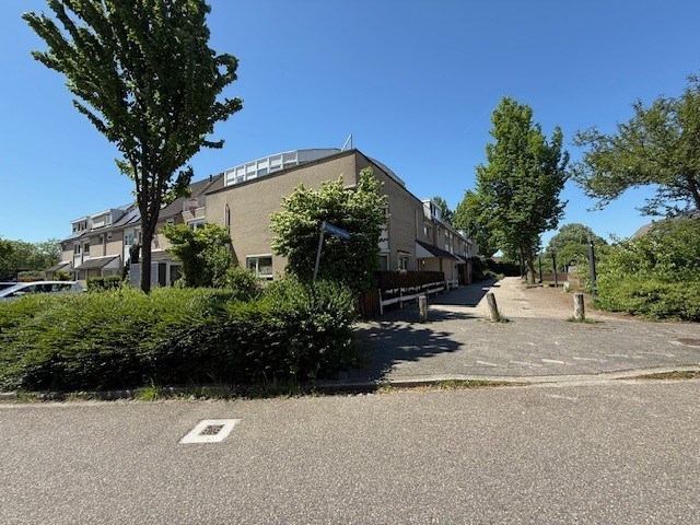 Royale hoek-eengezinswoning met 155 m&#178; wooncomfort en 5 kamers, riante tuin en dakterras. 