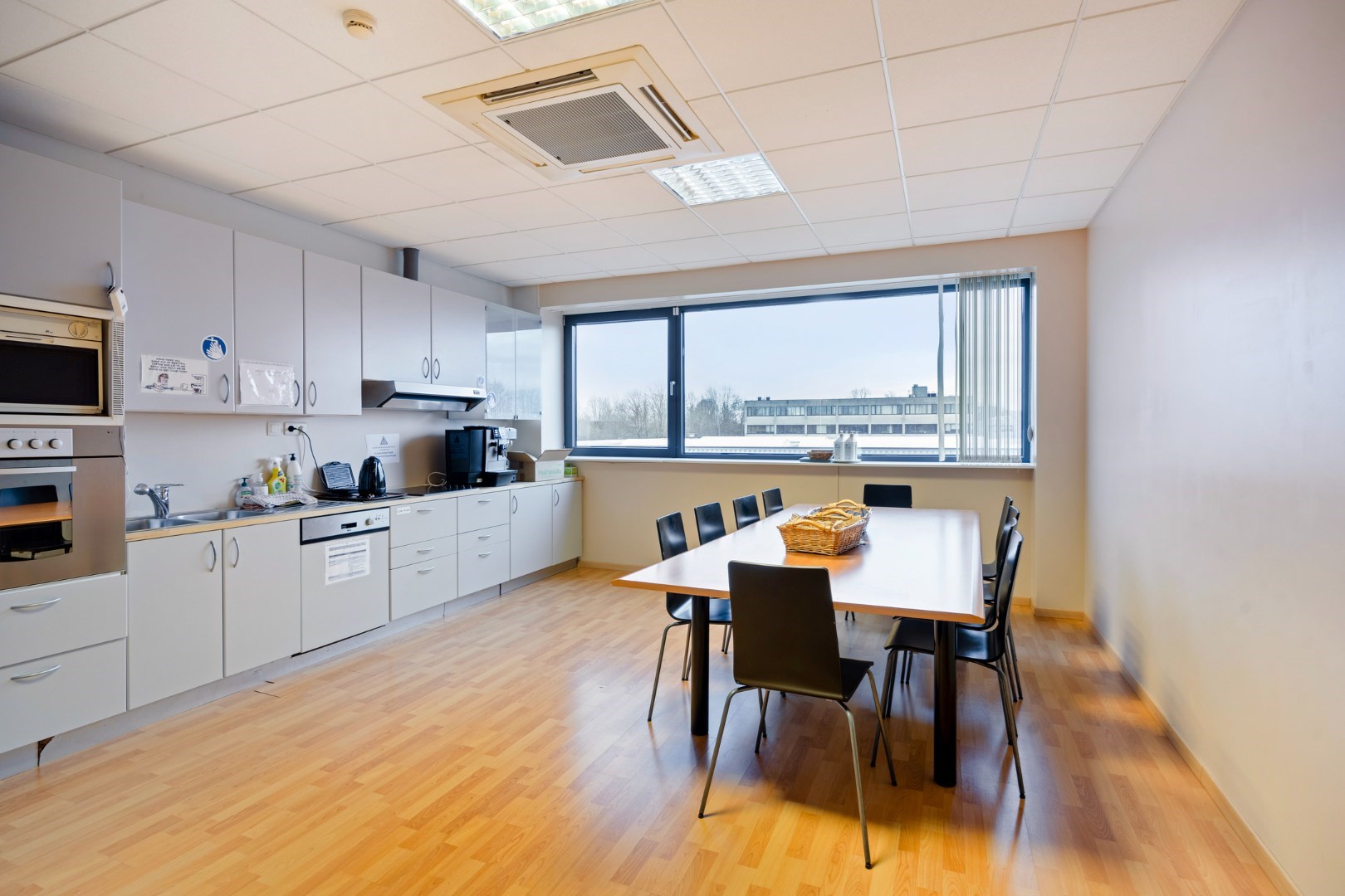 Kantoor te koop in het industriepark te Haasrode/Heverlee met 14 parkings - opp. 626 m&#178; - verkoop van aandelen 
