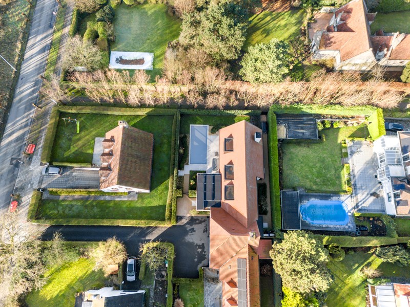 Prachtig vernieuwde koppelvilla rustig gelegen tussen Knokke centrum en Het Zoute met een perfecte Zuid-West ori&#235;ntatie. 