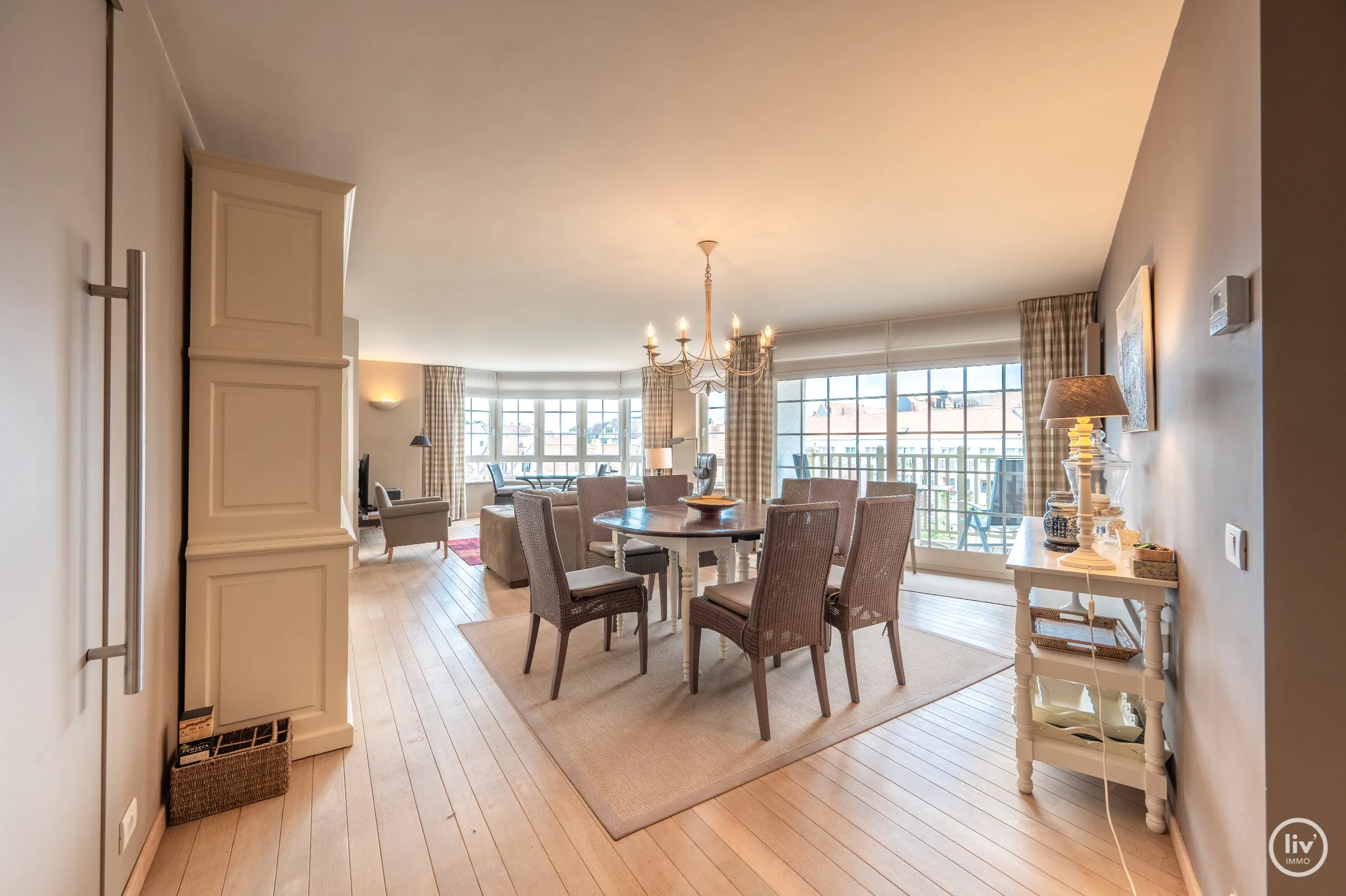 Appartement d'angle avec 3 chambres à coucher complètes avec une belle terrasse orientée sud-ouest, idéalement situé à l'angle de la Zoutelaan et de la Van Bunnenlaan à Knokke.