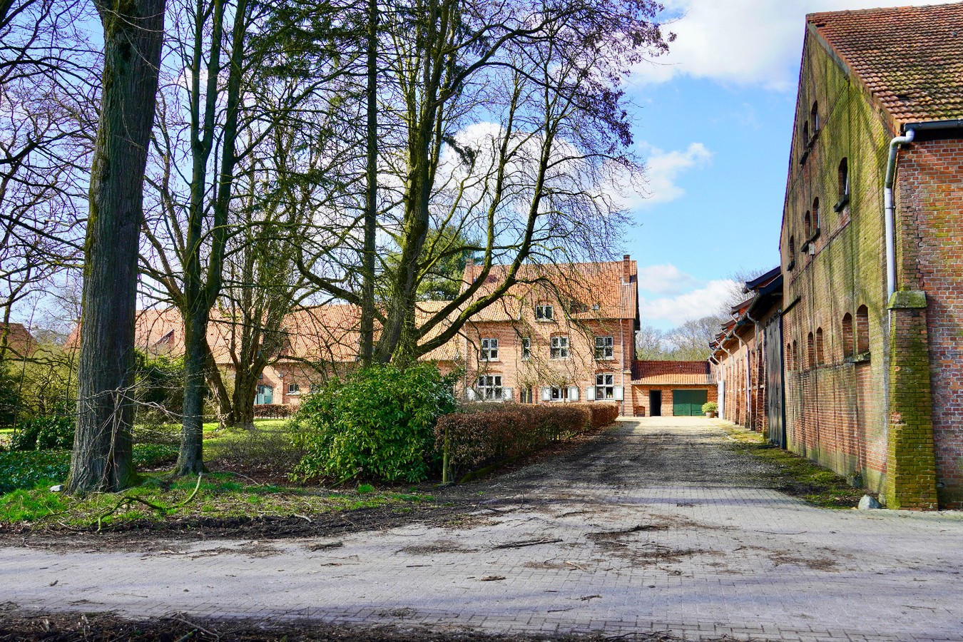 Charmante hoeve met paardenstallen en aanhorigheden op  ca. 15 Ha te Poppel 