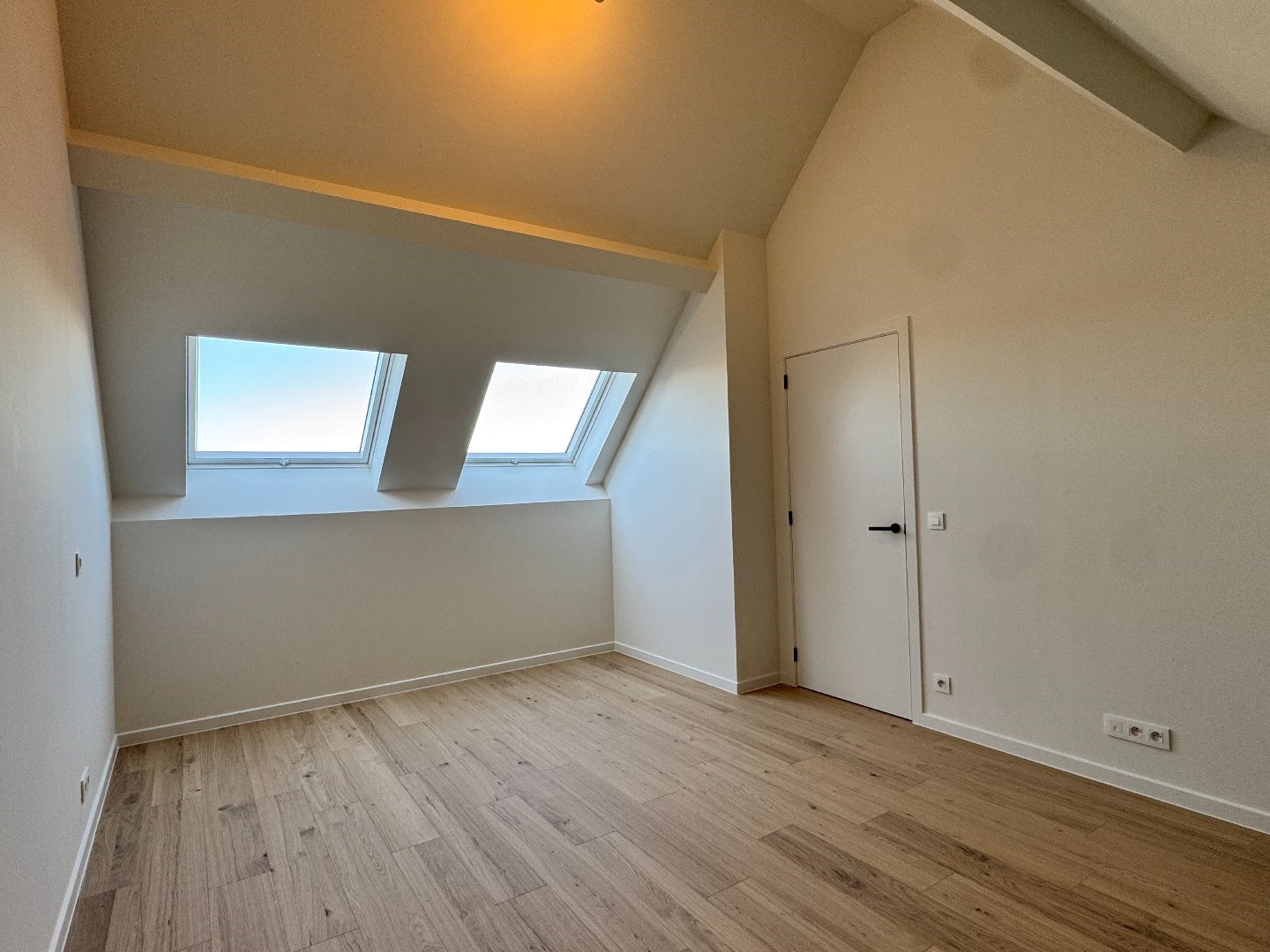Instapklare, gerenoveerde woning met tuin, uitweg en carport 