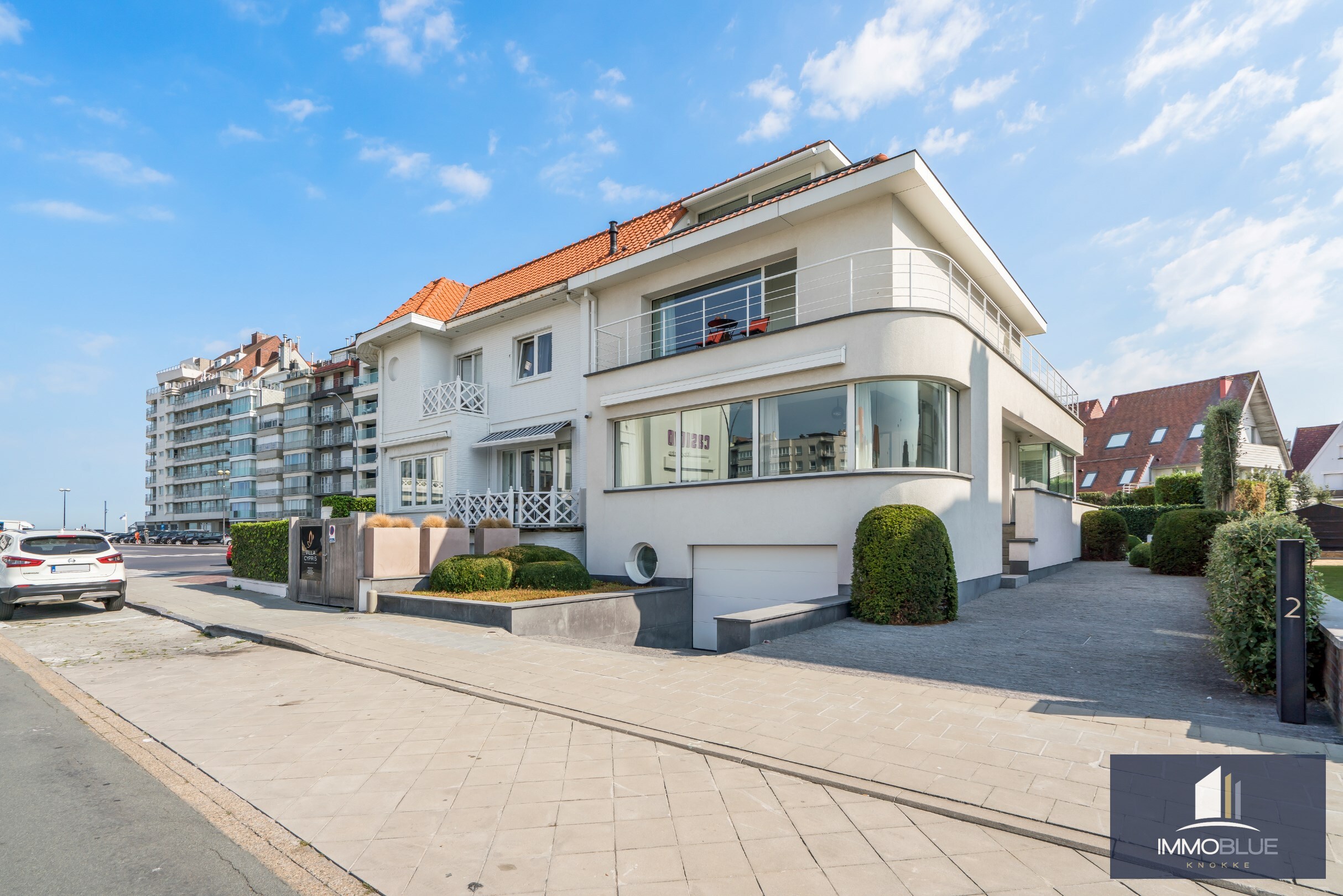 Exceptionnelle villa jumel&#233;e avec un garage tr&#232;s spacieux, situ&#233;e &#224; moins de 100 pas de la mer. 