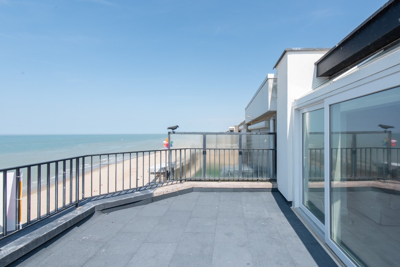 Instapklare Penthouse met 2 ruime terrassen op de zeedijk 