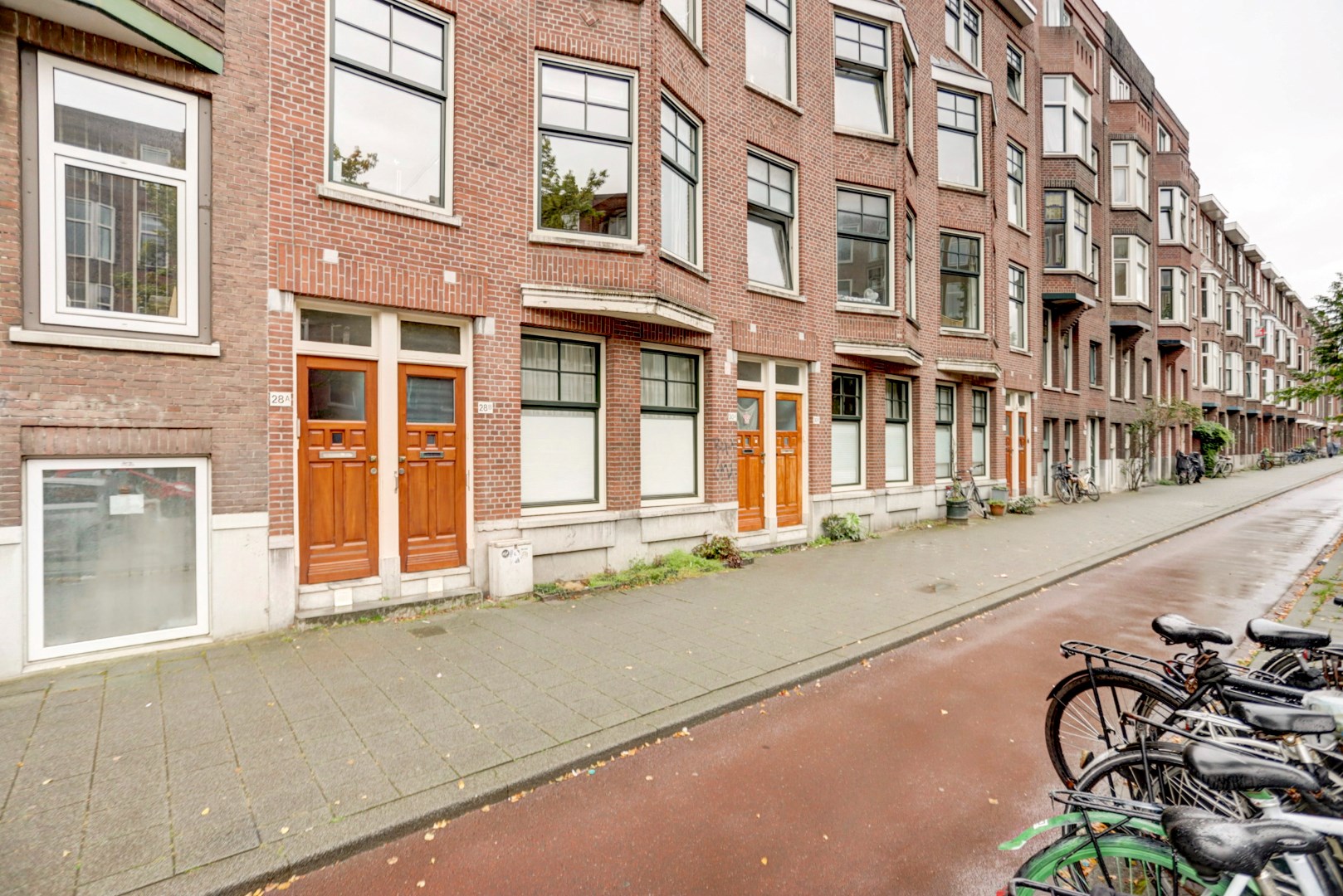 Kopers opgelet! Zonder te klussen te betrekken 4-kamer bovenwoning gelegen op de 1e en halve 3e verdieping, met moderne keuken en badkamer, 3 slaapkamers, balkon op het zuiden en dakterras! 