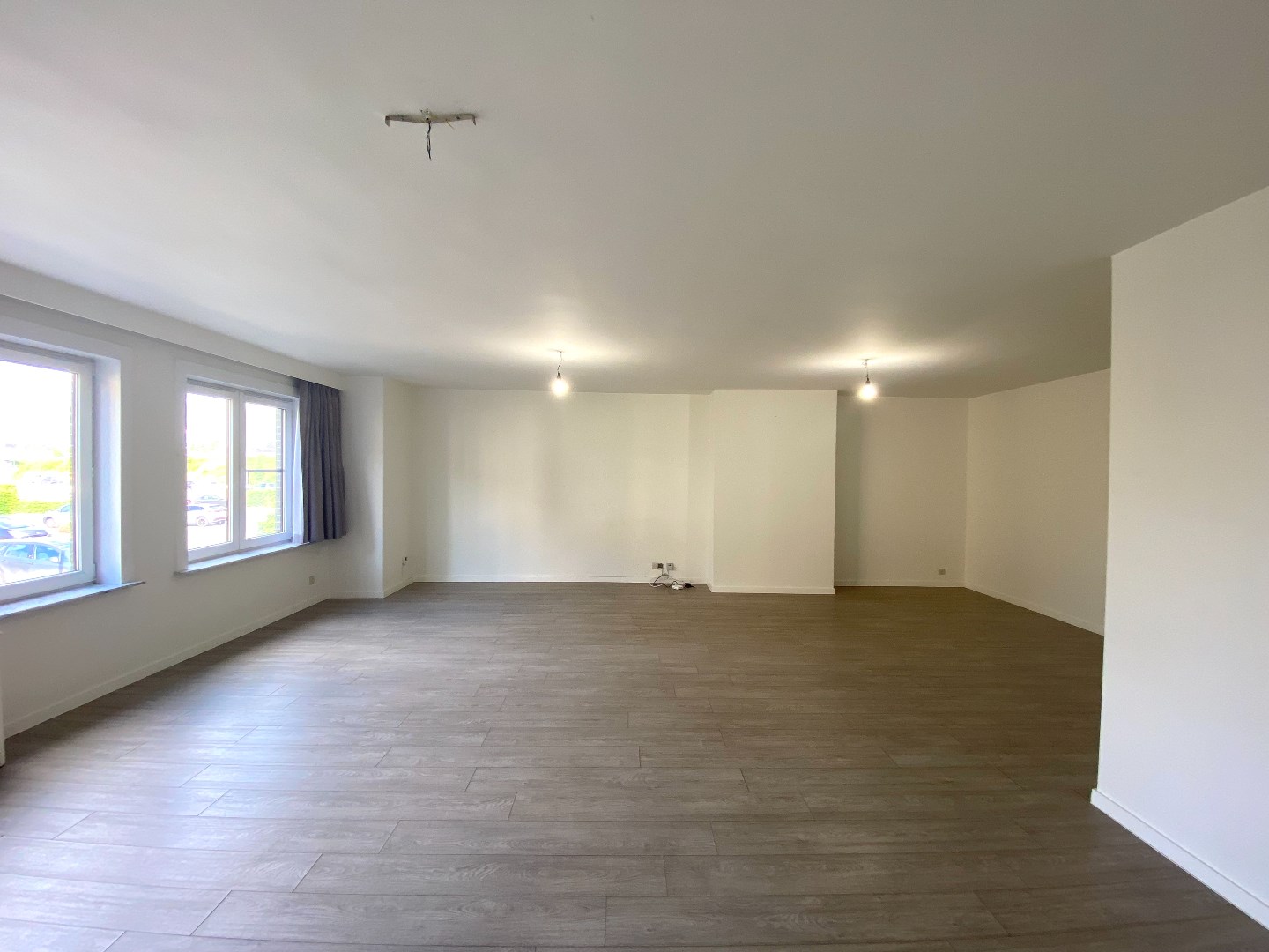 Instapklaar en zeer ruim appartement in hartje Waregem met 3 slaapkamers! 