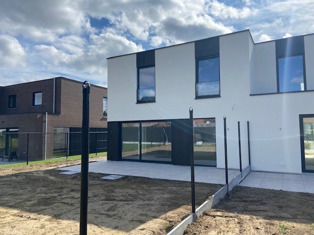 Nieuwbouw halfopen woning op een goeie ligging in gloednieuwe verkaveling! 