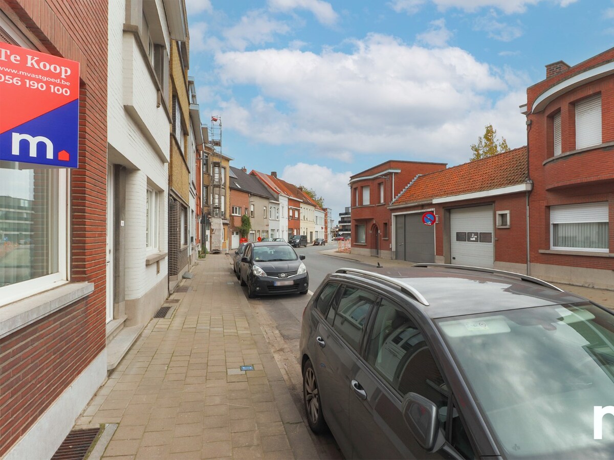 Goed gelegen karaktervolle woning  met uitweg nabij het centrum van Kortrijk ! 