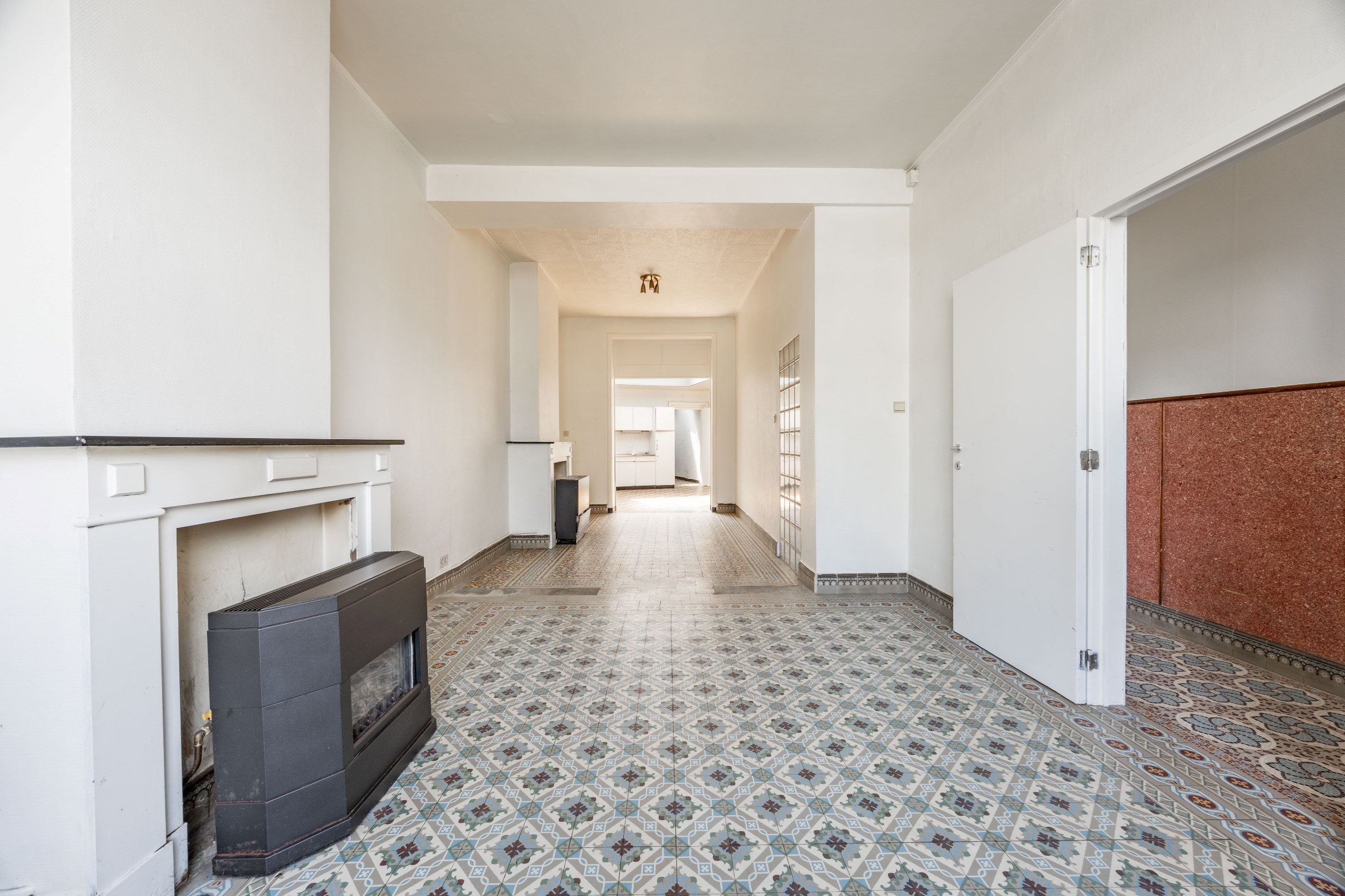 TE RENOVEREN WONING MET GARAGE 