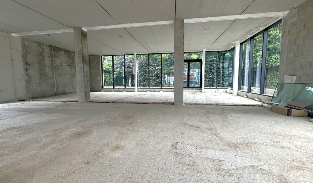 Nieuwbouw kantoorgebouw met appartement te koop in Gent