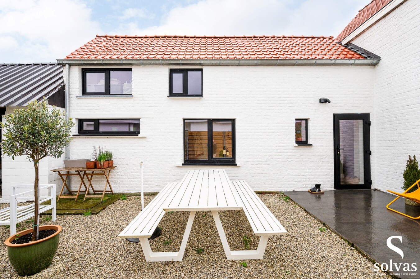 Gerenoveerde - instapklare woning met relax tuingedeelte! 