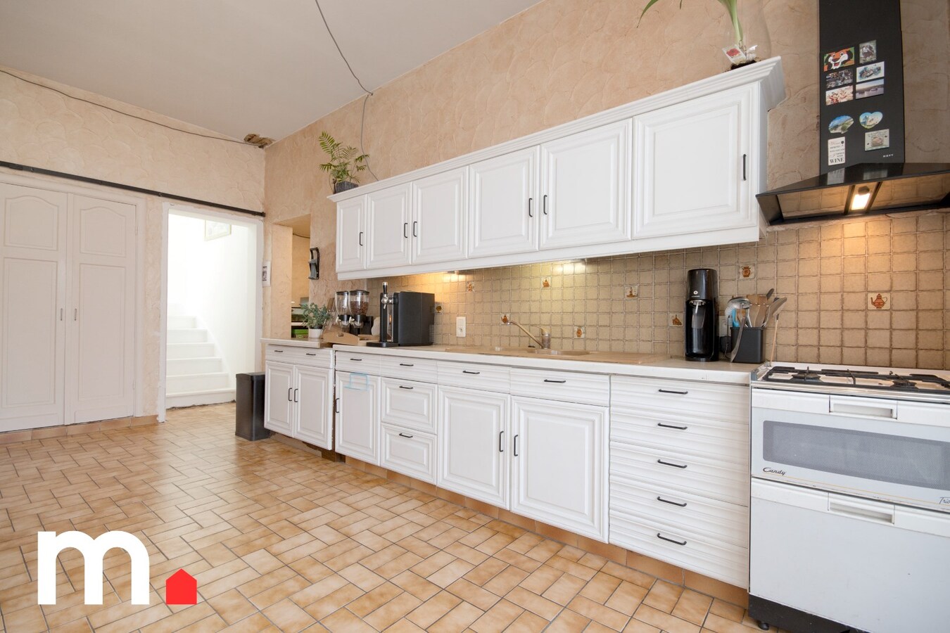 Centraal gelegen instapklare woning met tuin en uitweg via garage ! 