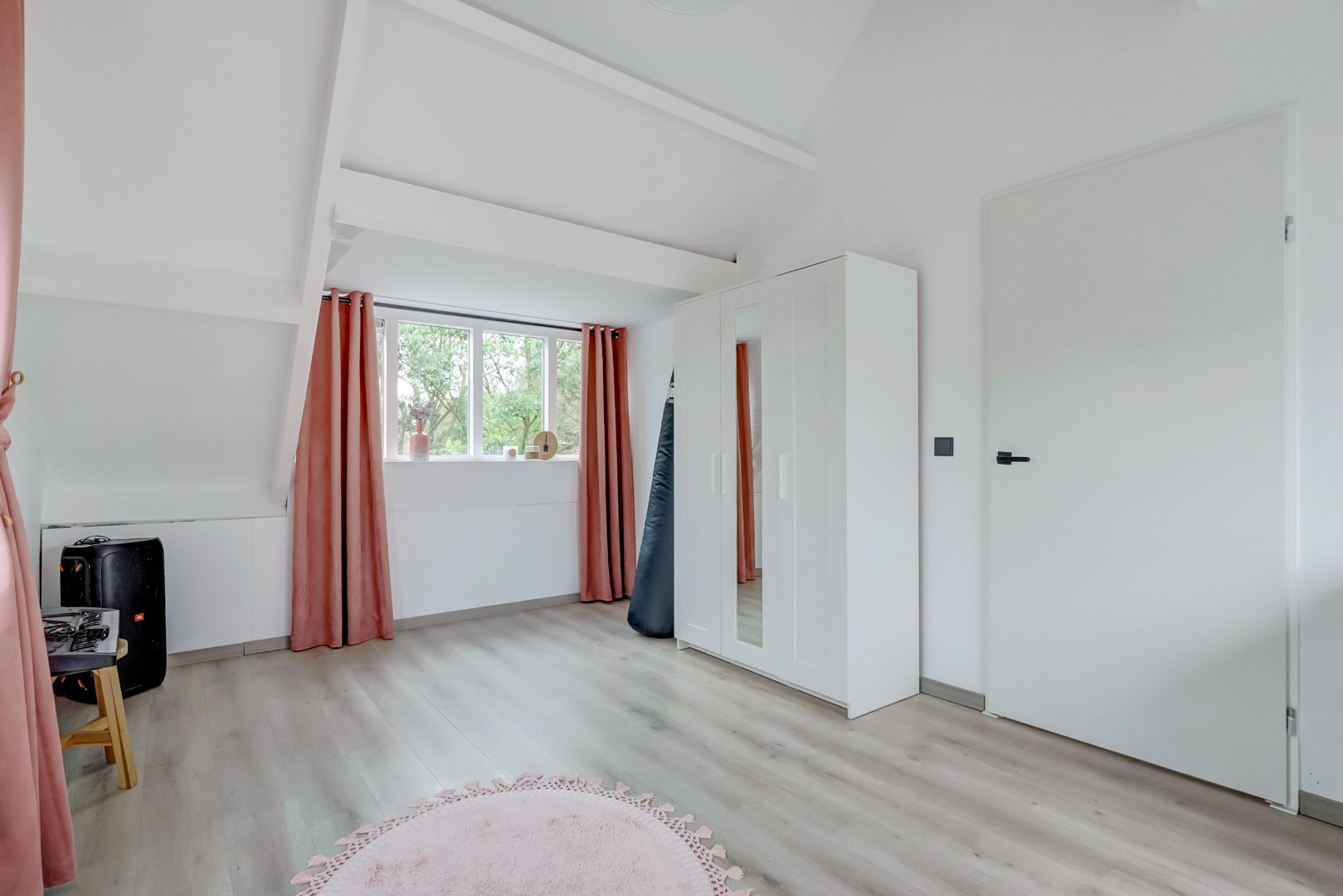 Kopers opgelet! Moderne 5-kamer hoek/eindwoning met luxe keuken en keurige badkamer, 4 ruime slaapkamers,  ruime tuin, eigen garage met oprit! 