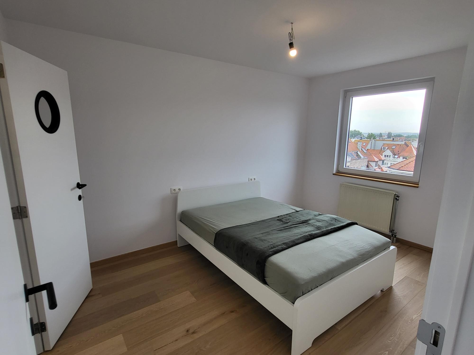 Zonnig Appartement met 2 Slaapkamers vlak bij de Zeedijk te Heist. 