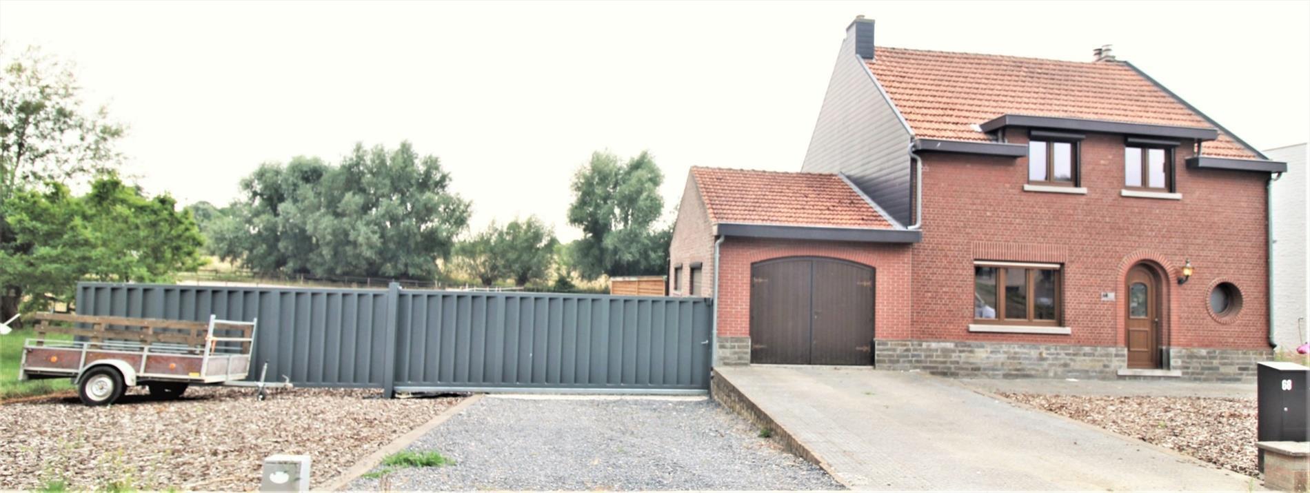 IN OPTIE - Gerenoveerde woning met stalgebouw, grote schuur en buitenpiste op ca. 43a te Boutersem (Vlaams-Brabant) 