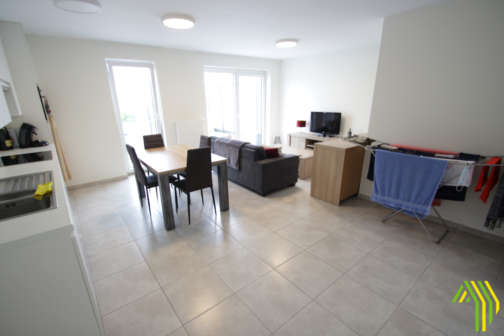 Recent en volledig afgewerkt appartement met carport in centrum Beselare 