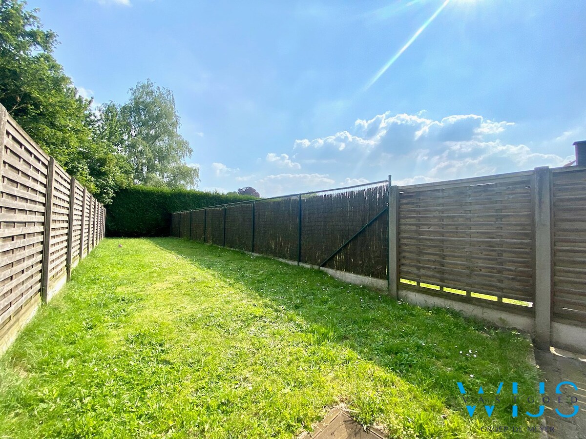 Zeer ruime bel-&#233;tage met tuin in hartje Vinderhoute! 