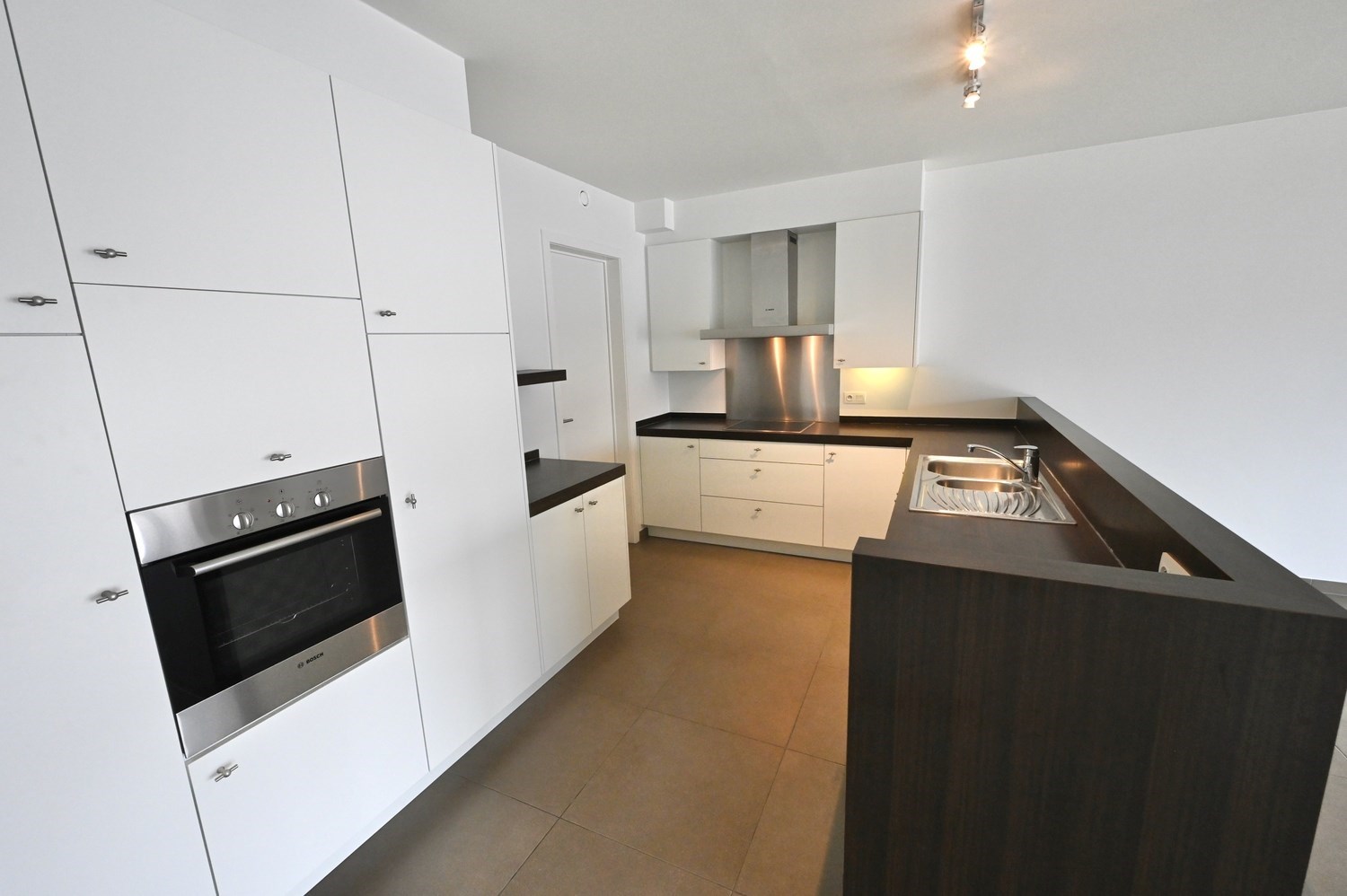 ONGEMEUBELD - Woonappartement in een rustige residentie, op de Lippenslaan (10m fa&#231;ade!). 